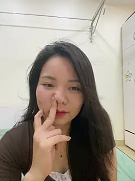 Bee Yellow00 online show from July 28, 2026, 12:48 pm