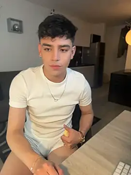 aronnhidden online show from June 26, 2026, 4:28 am