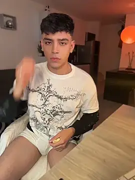 aronnhidden online show from June 28, 2026, 4:29 am