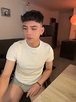 aronnhidden online show from June 30, 2026, 4:35 am