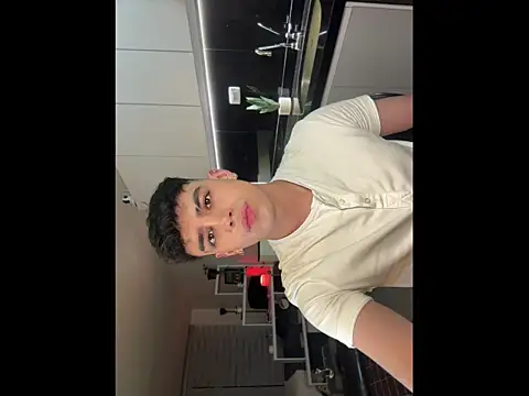 aronnhidden online show from July 3, 2026, 2:29 am