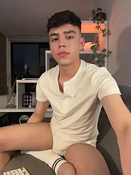 aronnhidden online show from July 12, 2026, 2:57 am