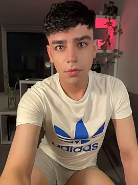aronnhidden online show from July 13, 2026, 4:37 am