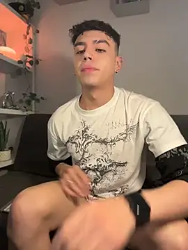 aronnhidden online show from July 26, 2026, 5:48 am