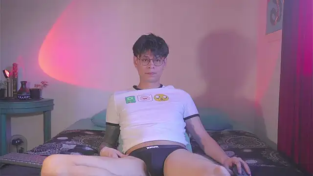 estmonnn online show from June 15, 2026, 7:49 pm
