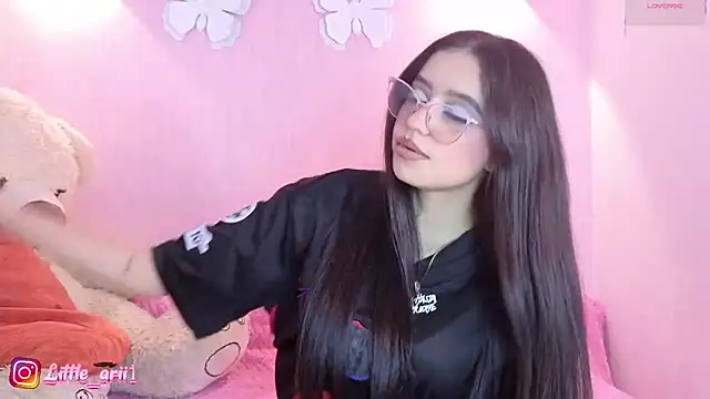 Snapshot of Little_arii chatting on May 13, 2026, 7:11 pm Little arii online show from May 13, 2026, 7:11 pm