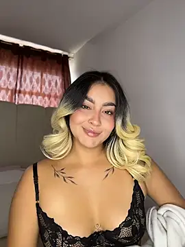 Snapshot of Elina_Hills chatting on July 8, 2026, 5:06 pm Elina Hills online show from July 8, 2026, 5:06 pm