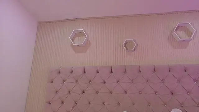 ZarinaWynne online show from July 17, 2026, 1:51 pm