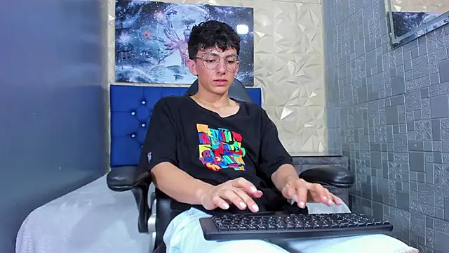 ElanGiraldo online show from April 27, 2026, 12:19 am