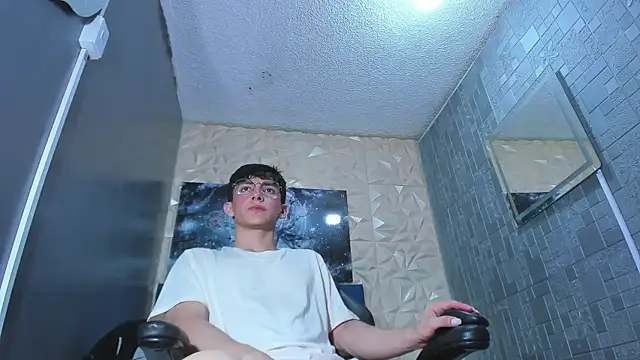 ElanGiraldo online show from April 28, 2026, 11:21 pm