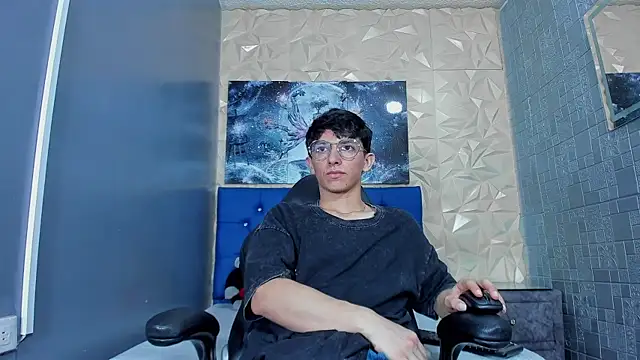ElanGiraldo online show from May 2, 2026, 11:10 pm