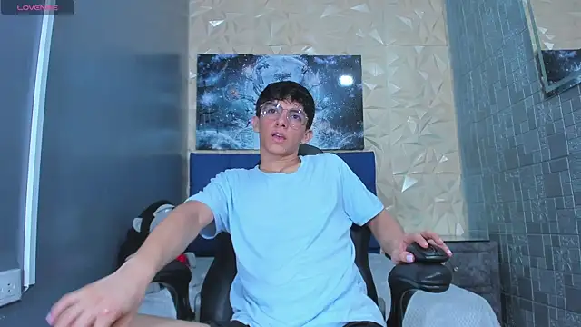 ElanGiraldo online show from May 5, 2026, 11:02 pm