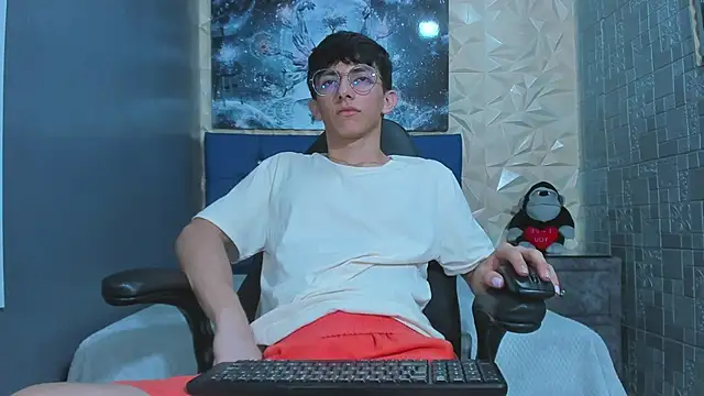 ElanGiraldo online show from May 7, 2026, 11:21 pm