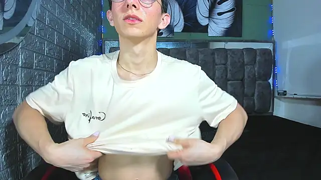 ElanGiraldo online show from May 9, 2026, 9:31 pm