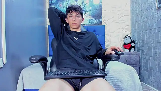 ElanGiraldo online show from May 12, 2026, 12:08 am