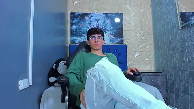 ElanGiraldo online show from May 17, 2026, 9:22 pm