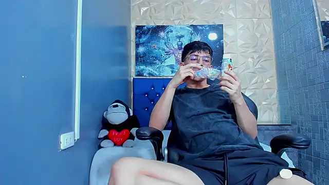 ElanGiraldo online show from May 20, 2026, 11:44 pm