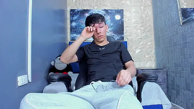 ElanGiraldo online show from May 21, 2026, 10:50 pm