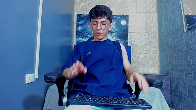 ElanGiraldo online show from May 30, 2026, 9:45 pm