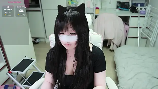 kimhyeona2005 online show from July 6, 2026, 11:18 am