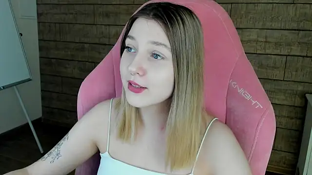 Snapshot of TinnaBurton chatting on May 17, 2026, 4:25 pm TinnaBurton online show from May 17, 2026, 4:25 pm