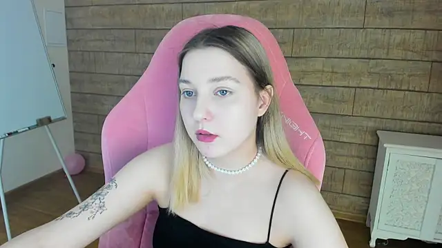 Snapshot of TinnaBurton chatting on May 28, 2026, 4:37 pm TinnaBurton online show from May 28, 2026, 4:37 pm