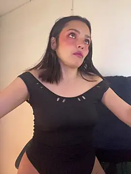 LaraDanverss online show from July 8, 2026, 8:57 pm