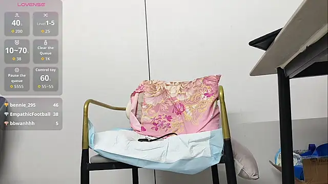 Snapshot of xlin-baby chatting on June 6, 2026, 7:29 pm xlin-baby online show from June 6, 2026, 7:29 pm