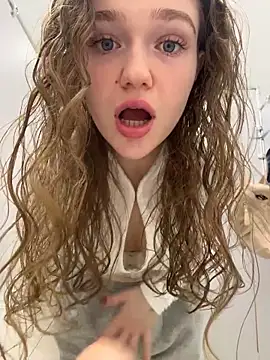 Snapshot of RussianWoman chatting on April 27, 2026, 3:37 am RussianWoman online show from April 27, 2026, 3:37 am