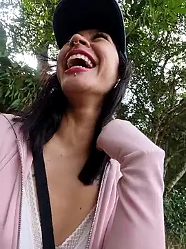 Snapshot of Ounla_Sweet chatting on May 6, 2026, 12:21 pm Ounla Sweet online show from May 6, 2026, 12:21 pm