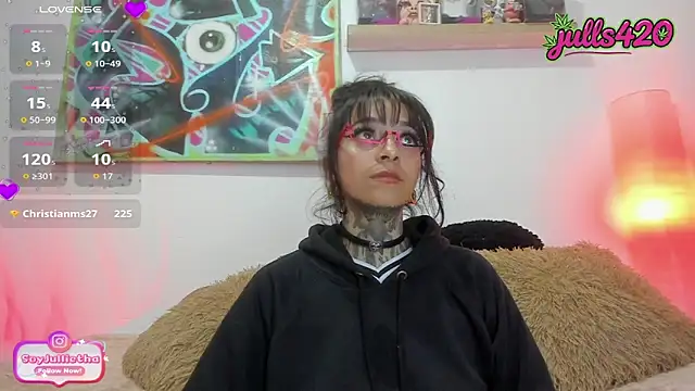 Julls420  online show from June 18, 2026, 9:14 am