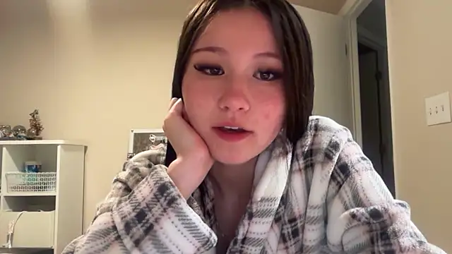luvvivii online show from May 13, 2026, 2:53 am