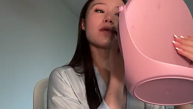luvvivii online show from June 23, 2026, 4:38 pm