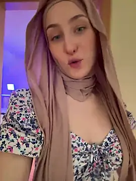 Snapshot of LuxBrunette_ chatting on June 20, 2026, 4:26 am LuxBrunette online show from June 20, 2026, 4:26 am