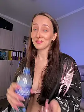 Snapshot of LuxBrunette_ chatting on June 29, 2026, 6:19 am LuxBrunette online show from June 29, 2026, 6:19 am