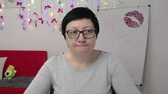 Snapshot of EmilyL0ve chatting on April 19, 2026, 5:18 am EmilyL0ve online show from April 19, 2026, 5:18 am