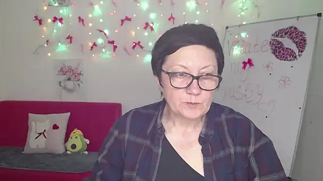 Snapshot of EmilyL0ve chatting on May 5, 2026, 5:21 pm EmilyL0ve online show from May 5, 2026, 5:21 pm