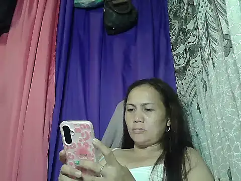 Snapshot of prettymomma24xx chatting on August 4, 2026, 1:03 pm prettymomma24xx online show from August 4, 2026, 1:03 pm