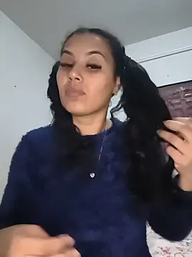 Snapshot of Larissinha015 chatting on July 17, 2026, 1:45 am Larissinha015 online show from July 17, 2026, 1:45 am