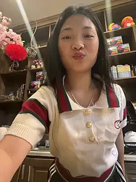 Lyn-be99 online show from May 22, 2026, 2:12 pm