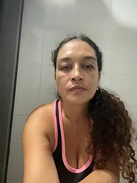 Snapshot of Rosalinda_77 chatting on July 19, 2026, 4:44 pm Rosalinda 77 online show from July 19, 2026, 4:44 pm
