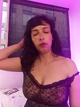 Snapshot of Eva_Err chatting on June 9, 2026, 10:32 pm Eva Err online show from June 9, 2026, 10:32 pm