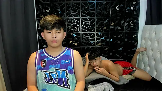 xlovercutietwink online show from April 6, 2026, 6:20 pm