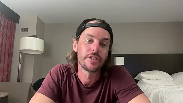 Snapshot of mr_mrs_glitter chatting on August 9, 2026, 2:35 am mr mrs glitter online show from August 9, 2026, 2:35 am