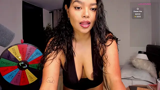Snapshot of moonhelen chatting on April 29, 2026, 12:05 am moonhelen online show from April 29, 2026, 12:05 am