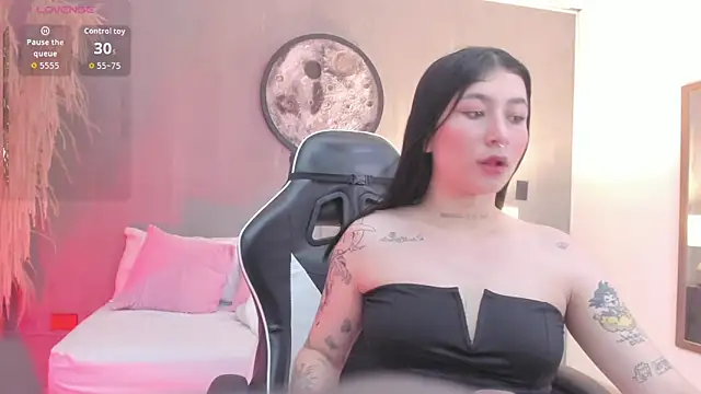 charlottee27  online show from June 12, 2026, 2:54 am