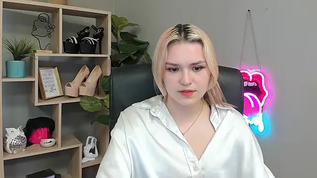 SweetLilyxo online show from July 22, 2026, 1:47 pm