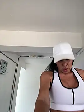 caritoo21 online show from June 5, 2026, 6:57 pm