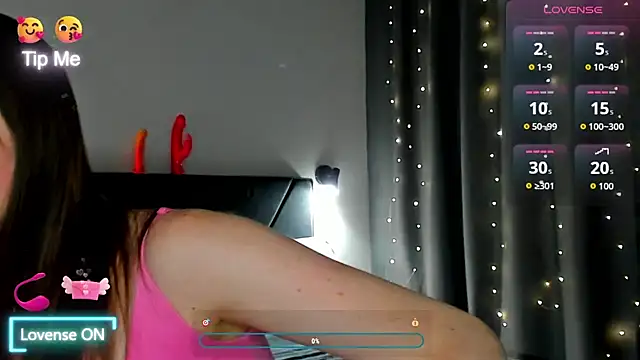 Snapshot of megann_fox2 chatting on July 6, 2026, 3:47 pm megann fox2 online show from July 6, 2026, 3:47 pm