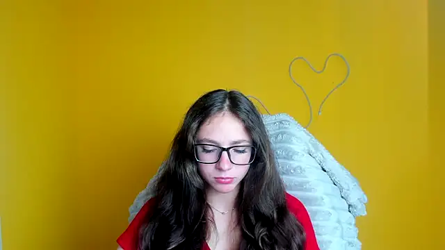 KissMeJulia online show from June 18, 2026, 11:25 am